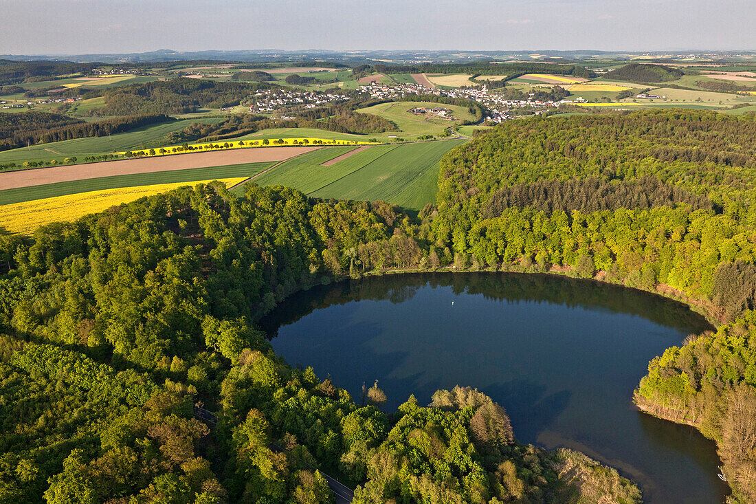 Luftaufnahme des Holzmaars im Landkreis Daun, Eifel, Rheinland Pfalz, Deutschland, Europa