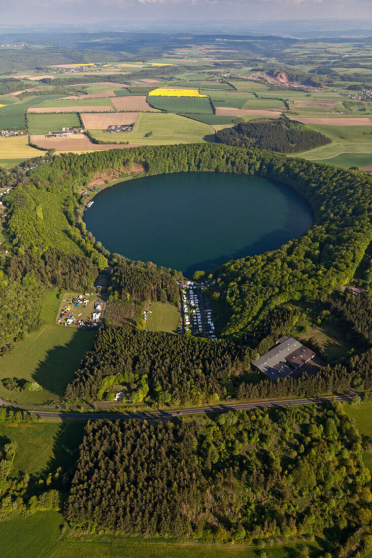 Luftbild des Pulvermaars in der Vulkaneifel, Landkreis Daun, Eifel, Rheinland Pfalz, Deutschland, Europa