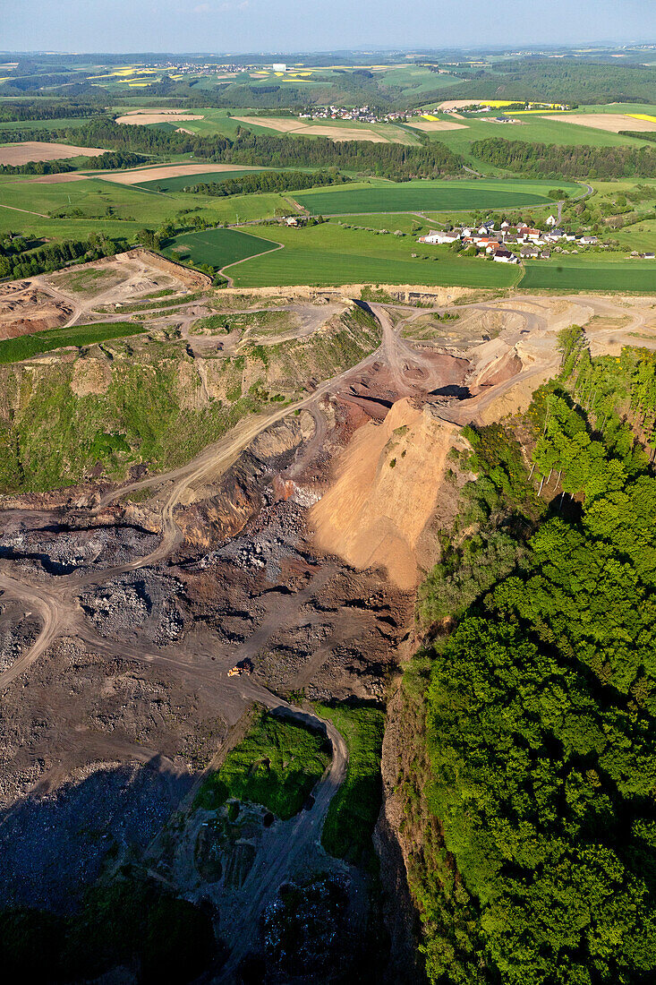 Luftbild einer Abbaugrube für Lavagestein, Landkreis Daun, Rheinland Pfalz, Deutschland, Europa