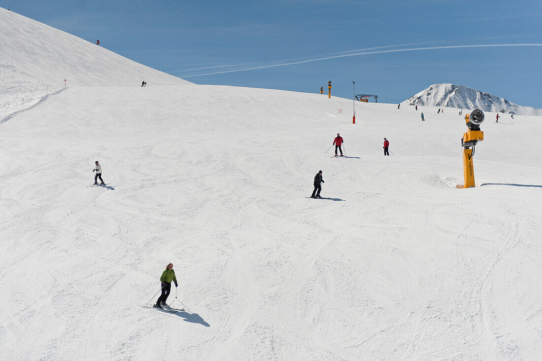 Skifahrer auf einer Skipiste im Sonnenlicht, Serfaus, Tirol, Österreich, Europa
