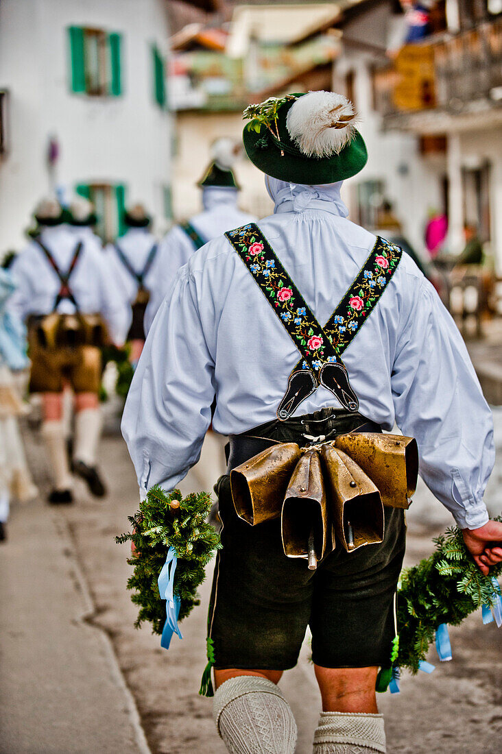 Schellenrührer beim Fasching, Mittenwald, Bayern, Deutschland, Europa