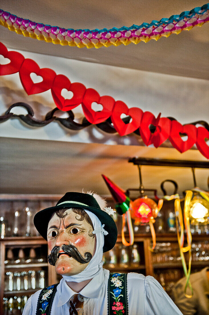 Schellenrührer mit Maske in einem Lokal, Mittenwald, Bayern, Deutschland, Europa