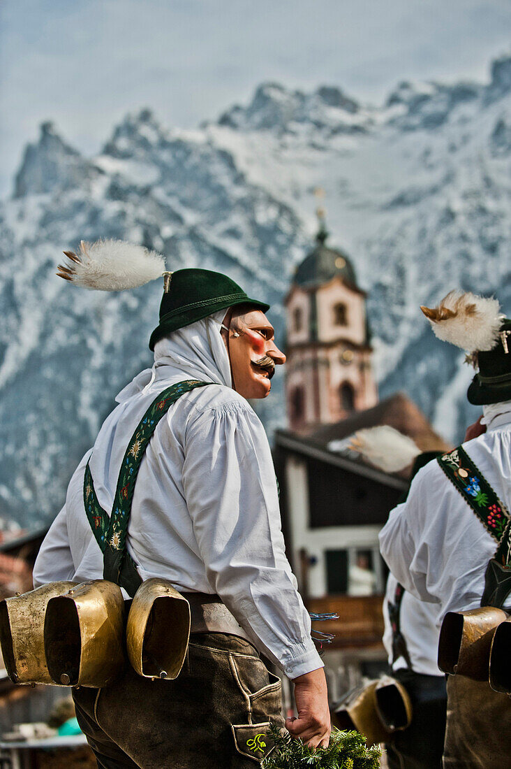 Schellenrührer beim Fasching, Mittenwald, Bayern, Deutschland, Europa