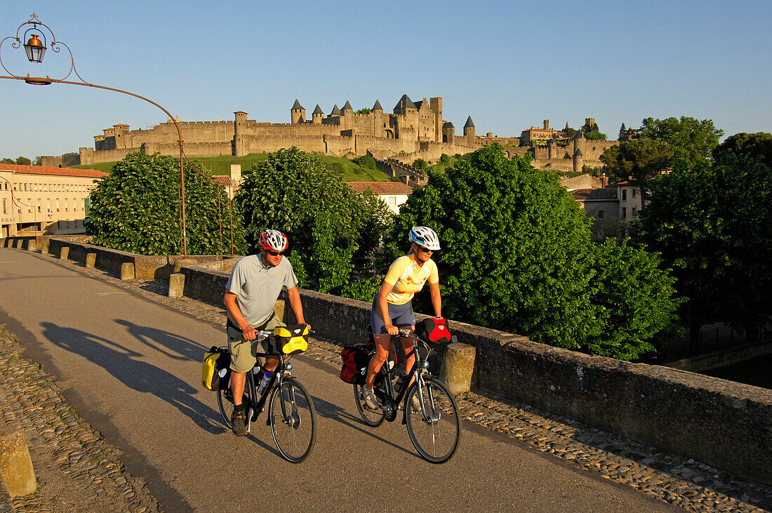 Radfahrer vor der Burg in Carcassonne, Midi, Frankreich, MR