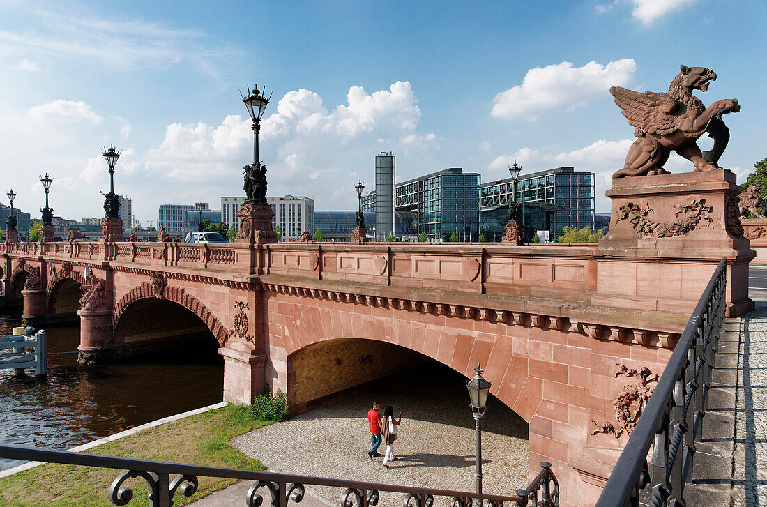 Moltkebruecke, Spree, Hauptbahnhof im Hintergrund, Berlin, Deutschland