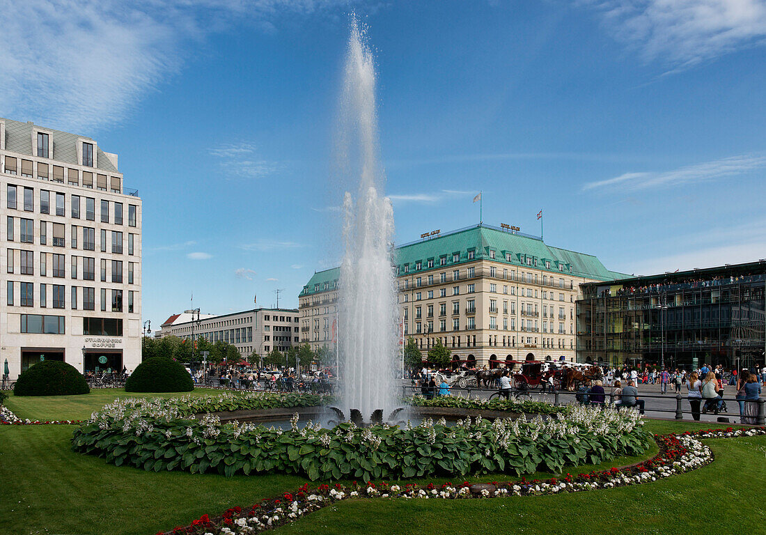 Fontäne vor dem Hotel Adlon, Akademie der Kuenste, Pariser Platz, Berlin-Mitte, Berlin, Deutschland