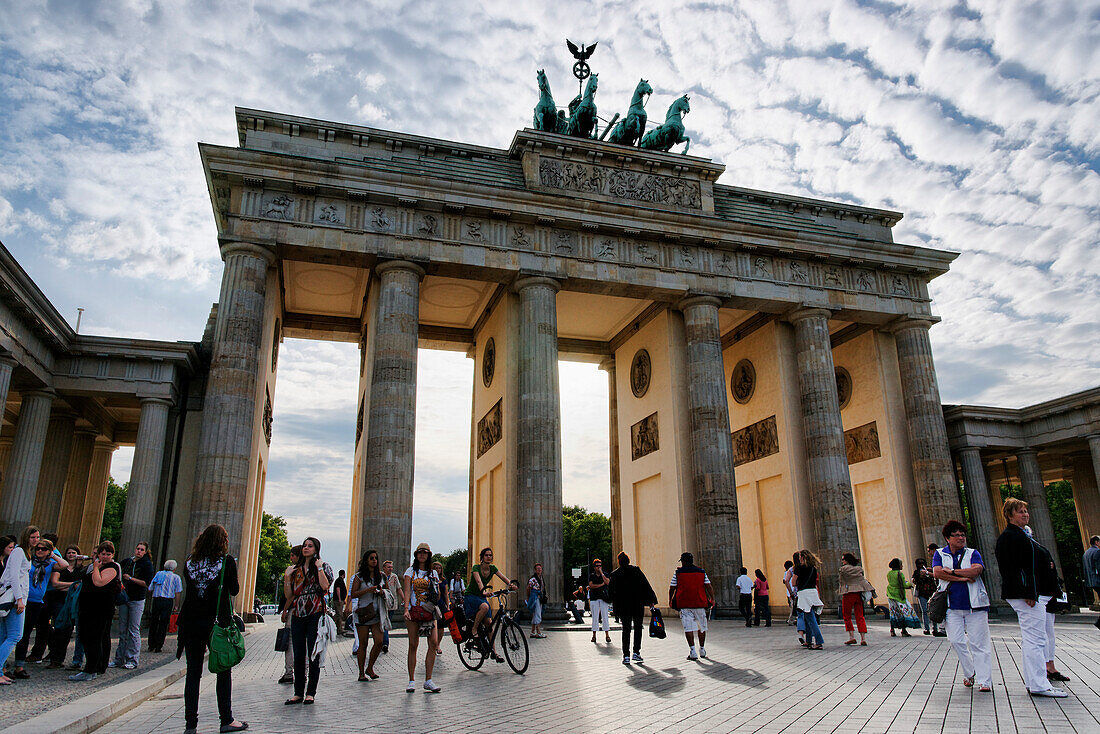 Tourists at the Brandenburg Gate, Pariser Platz, Berlin-Mitte, Berlin, Germany