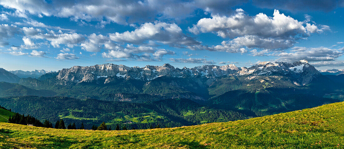 Sonnenaufgang am Wank, Wettersteingebirge im Hintergrund, Garmisch-Partenkirchen, Oberbayern, Bayern, Deutschland