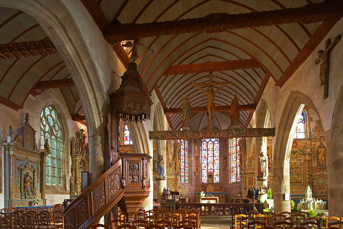 Kirchenschiff mit Lettner, Enclos paroissial in Lampaul-Guimiliau, Finistère, Bretagne, Frankreich, Europa