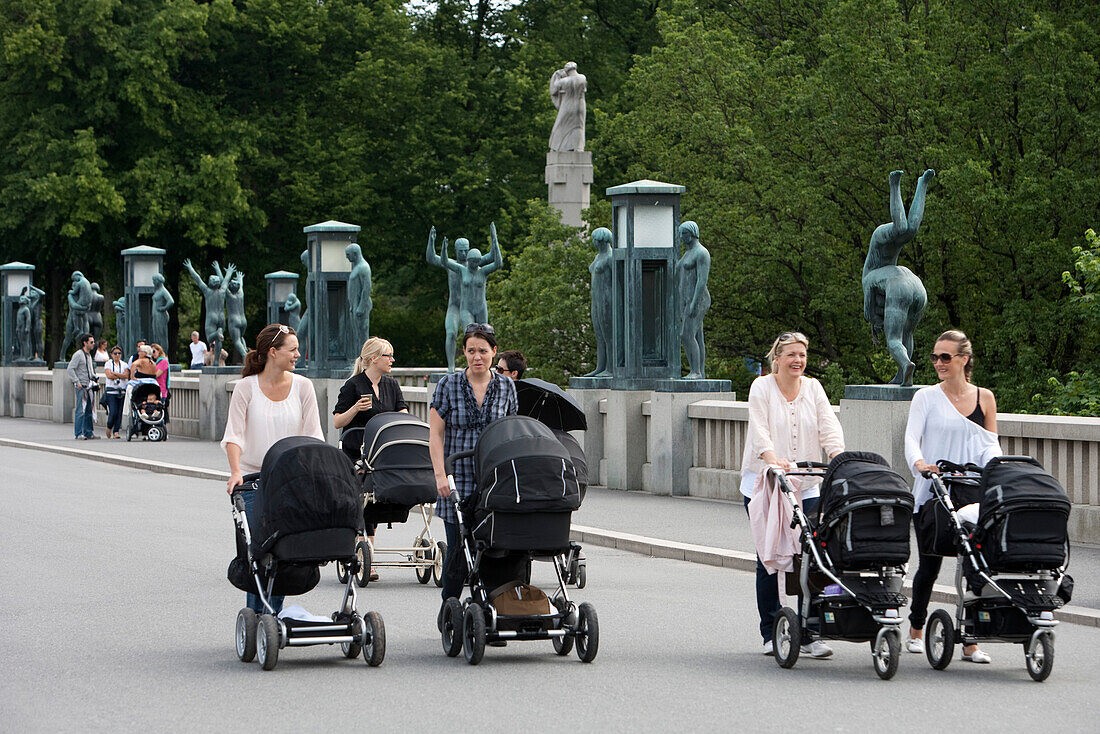 Junge Mütter mit Kinderwagen passieren Skulpturen im Vigelandsparken Park, Frogner, Oslo, Südnorwegen, Norwegen