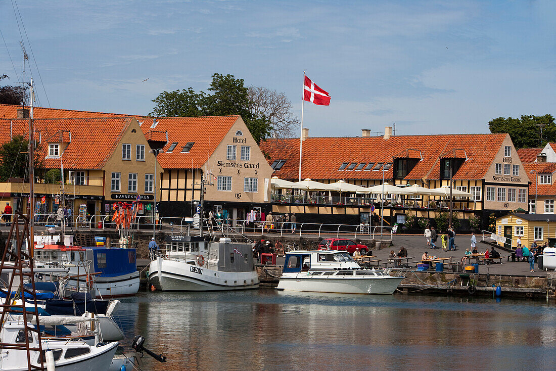Fischerboote im Hafen und Hotel Siemsens Gaard, Svaneke, Bornholm, Dänemark