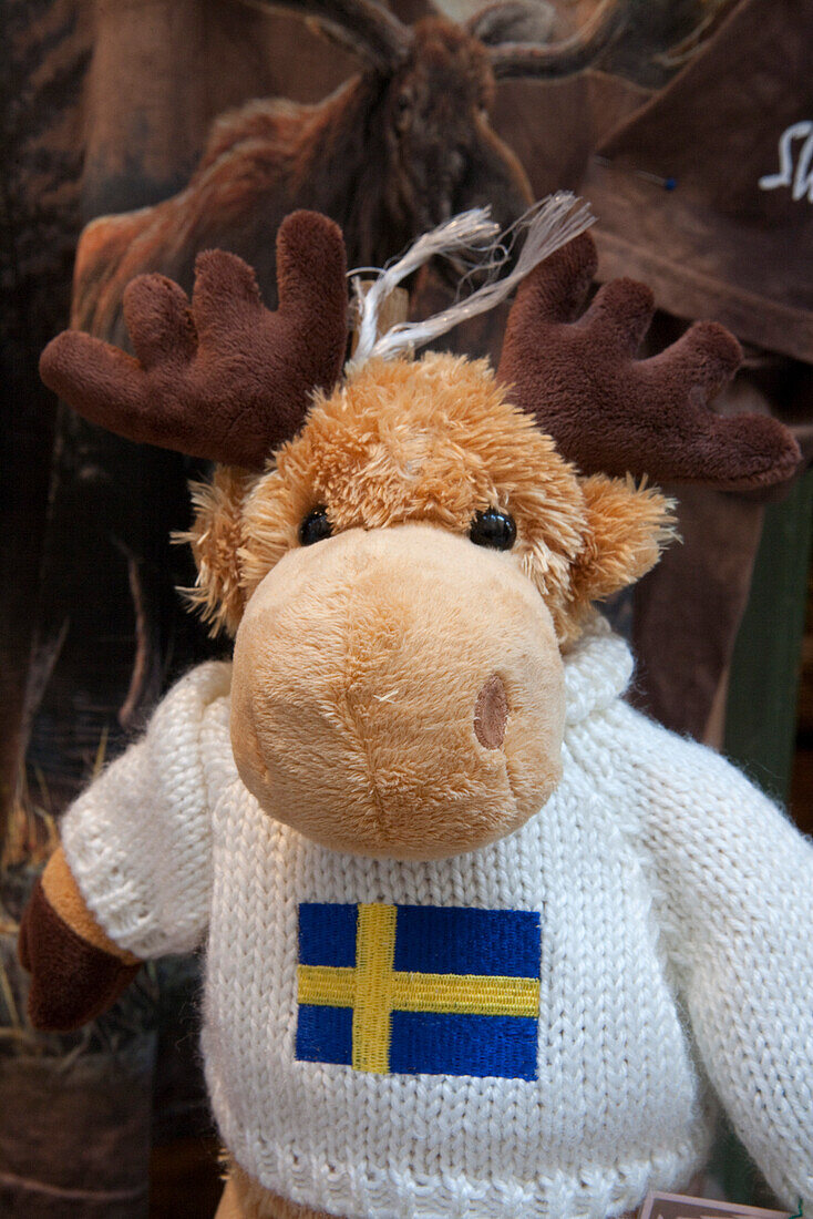 Elch mit schwedischer Flagge auf Pulli als Plüschtier, in einem Souvenirgeschäft in der Gamla Stan Altstadt, Stockholm, Schweden