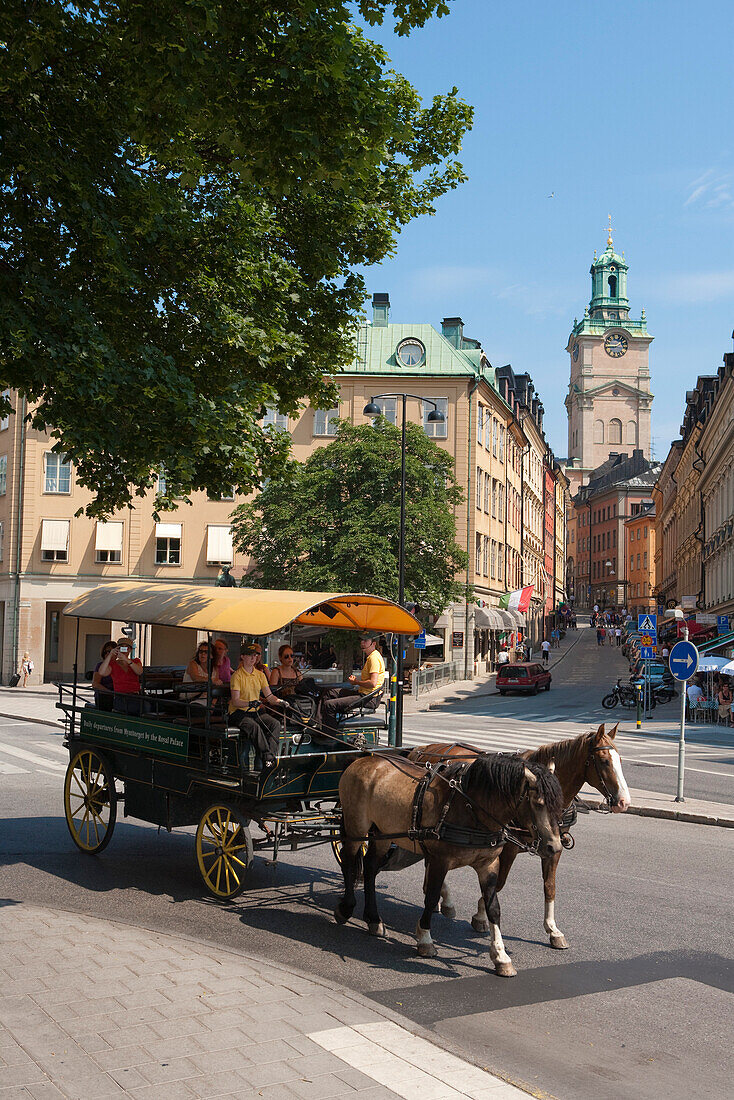Touristen unternehmen Kutschfahrt durch die Gamla Stan Altstadt, Stockholm, Schweden
