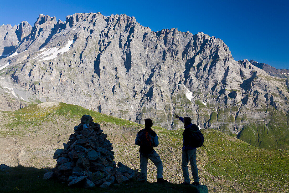 Zwei Wanderer betrachten Felswand, Tschingelgrat, Hinteres Lauterbrunnental, Kanton Bern, Schweiz