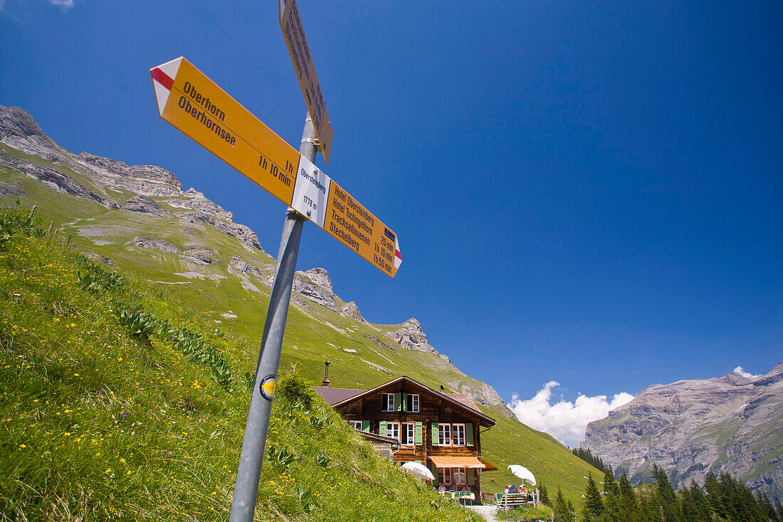 Wegweiser bei Berghotel Obersteinberg, Hinteres Lauterbrunnental, Kanton Bern, Schweiz