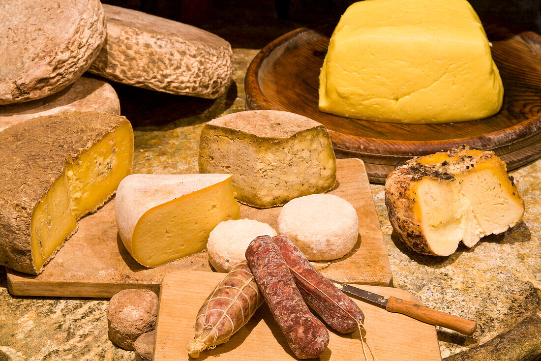 Käse, Salami und Butter, Rifugio Agrituristico Salvin, Monastero di Lanzo, Piemont, Italien