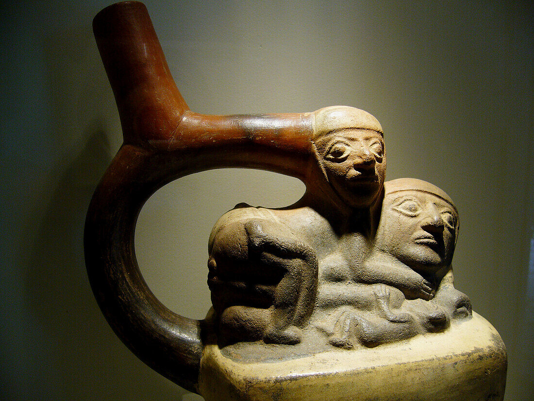 'Vasija erotica ritual de la cultura Moche Norte de Peru; 200 aC - 700 dC Museo de Arqueologia Rafael Larco Lima Peru;'