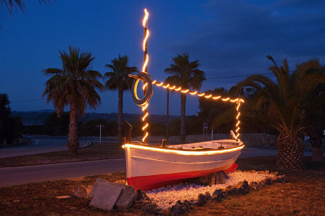 Beleuchtetes Boot an der Zufahrtsstrasse nach Son Serra de Marina, Mallorca, Balearen, Spanien, Europa