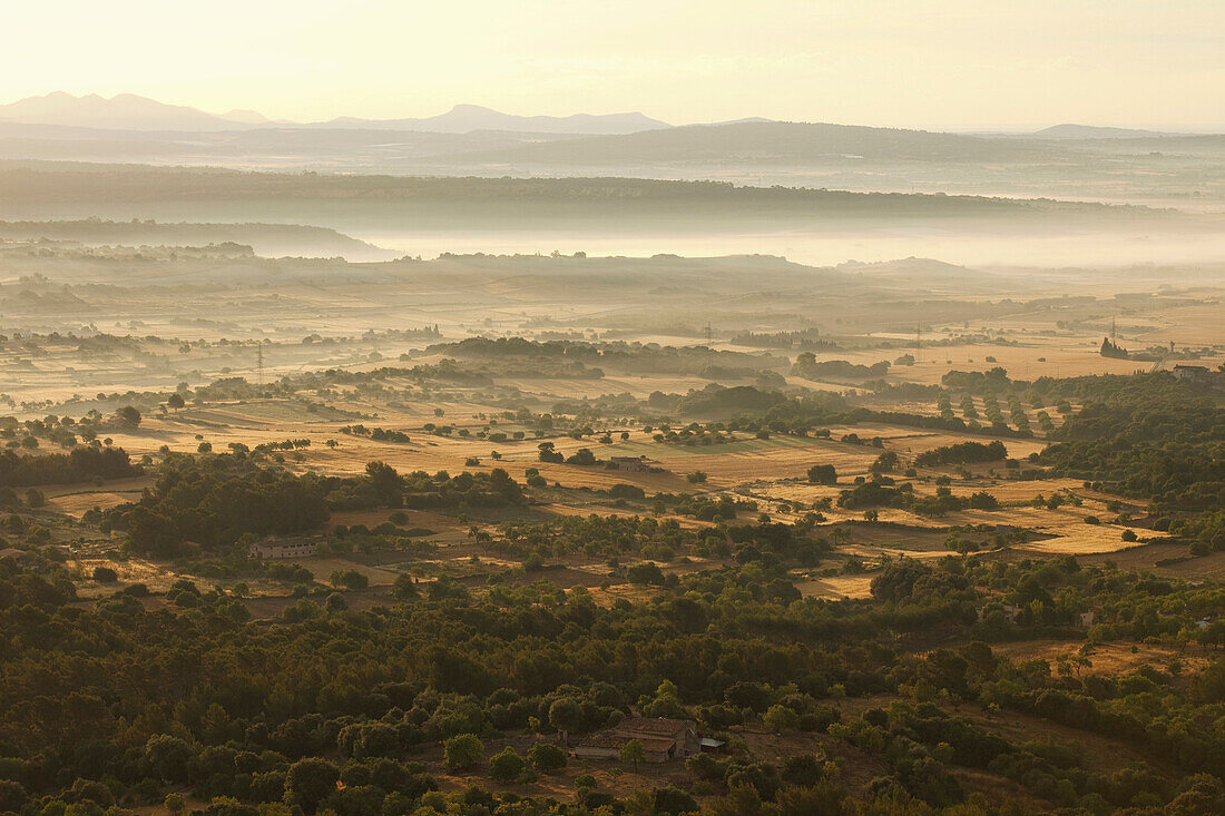 Ebene Es Pla, Ermita de Nosta Senyora de Bonany, Kloster, Blick vom Puig de Bonany, Klosterberg, bei Petra, Mallorca, Balearen, Spanien, Europa