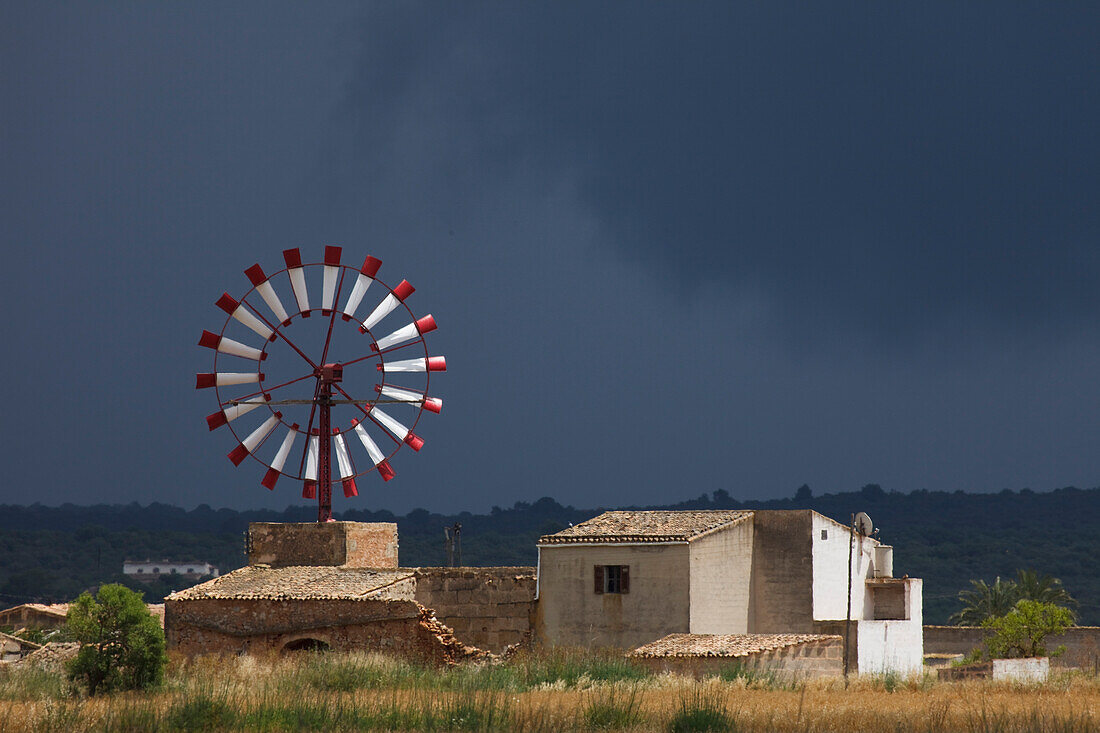 Windrad, Landhaus, bei Campos, Mallorca, Balearen, Spanien, Europa