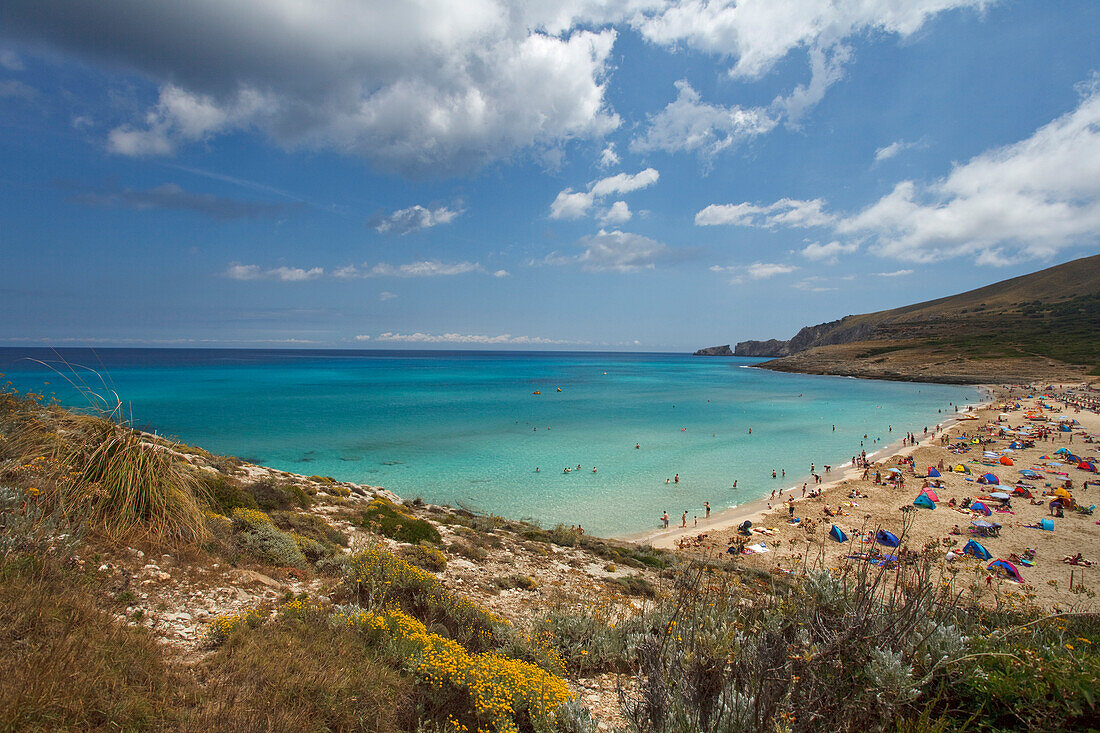 Menschen am Strand in einer Bucht, Cala Mesquida, Mallorca, Balearen, Spanien, Europa