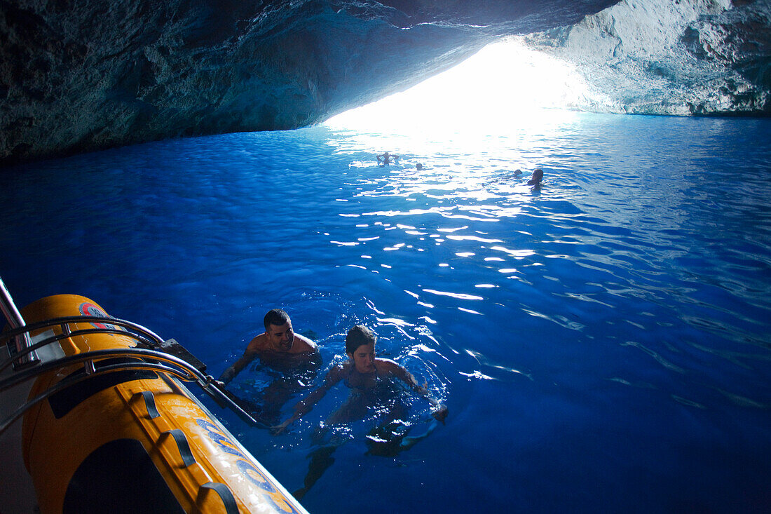Menschen schwimmen in der Blauen Grotte, Insel Cabrera, Balearen, Spanien, Europa