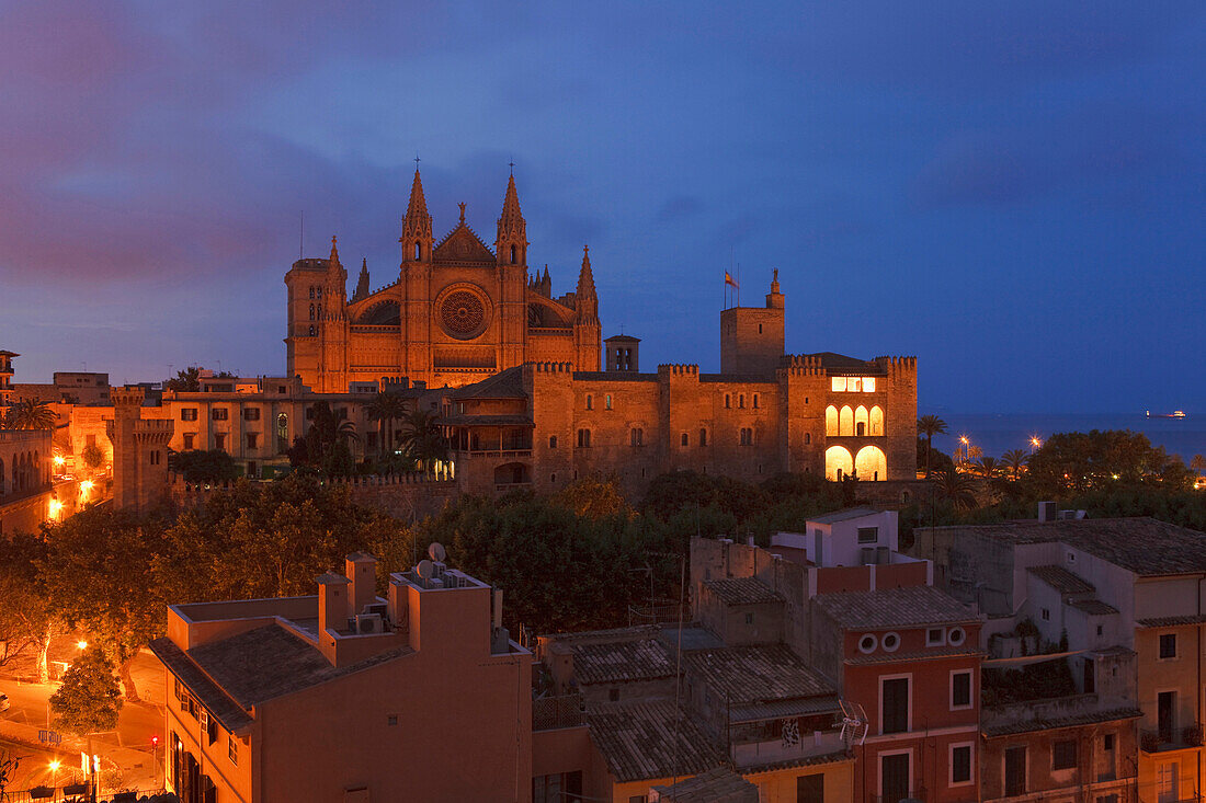 Kathedrale La Seu und Palau de l'Almudaina, Almudaina Palast am Abend, Palma de Mallorca, Mallorca, Balearen, Spanien, Europa