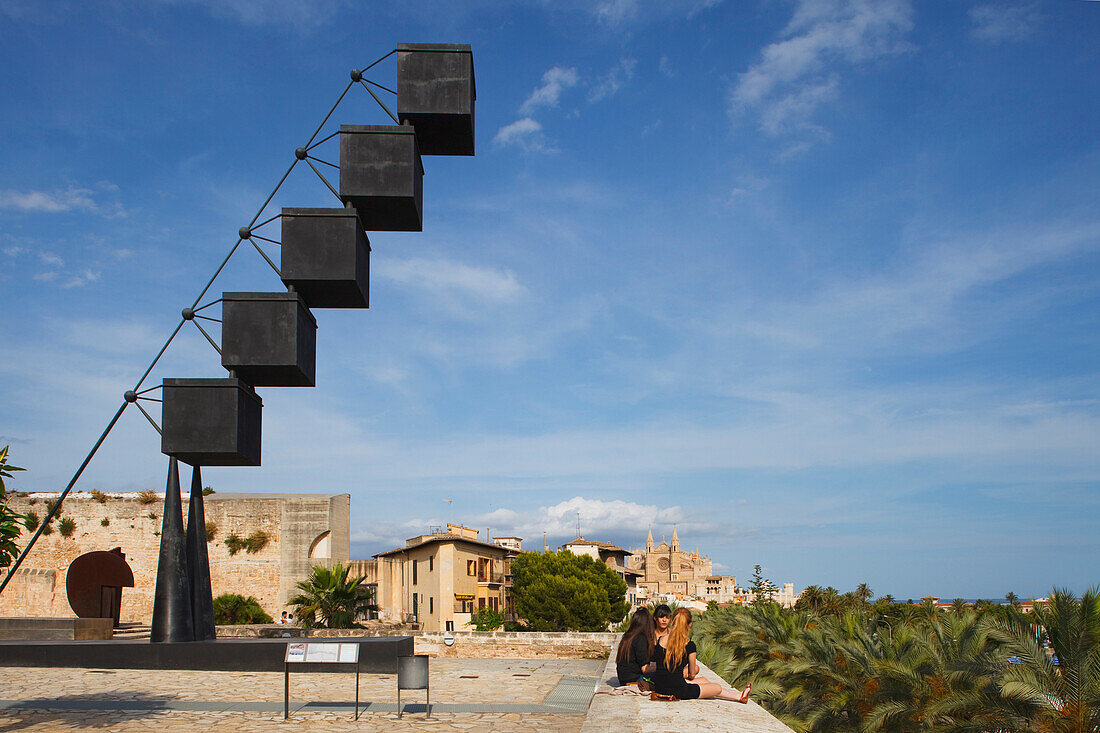 Skulptur 'Bou' im Museum für moderne und zeitgenössische Kunst, Kathedrale La Seu im Hintergrund, Palma de Mallorca, Mallorca, Balearen, Spanien, Europa
