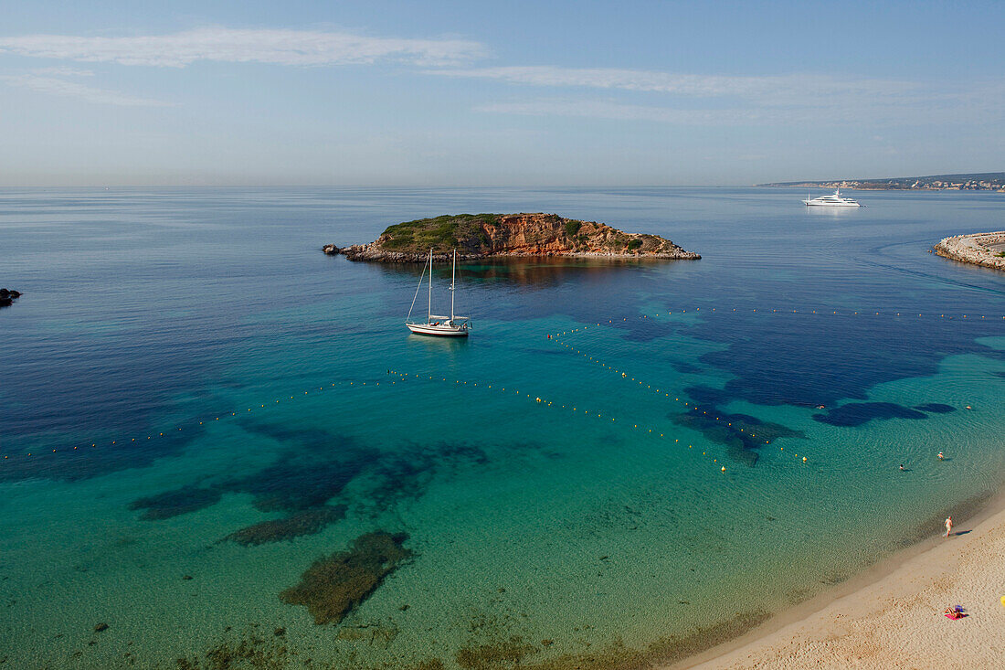 Blick auf Strand in einer Bucht und die Insel Isla d'en Salas, Portals Nous, Mallorca, Balearen, Spanien, Europa