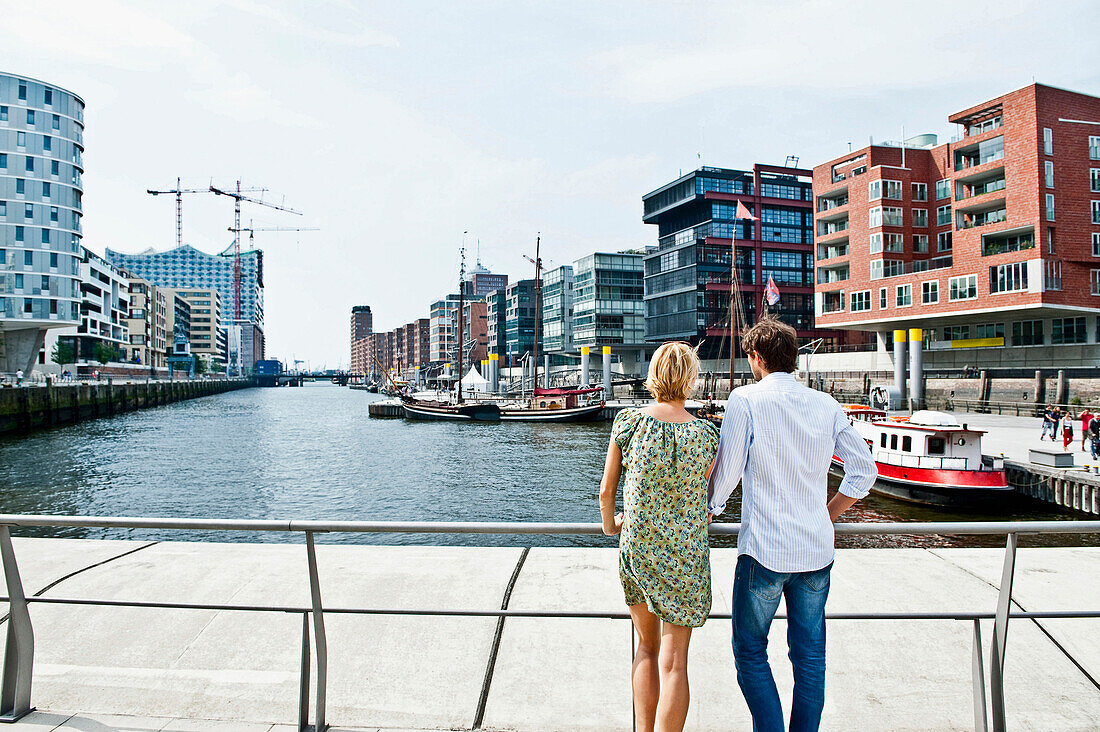 Couple at Magellan-Terraces, HafenCity, Hamburg, Germany