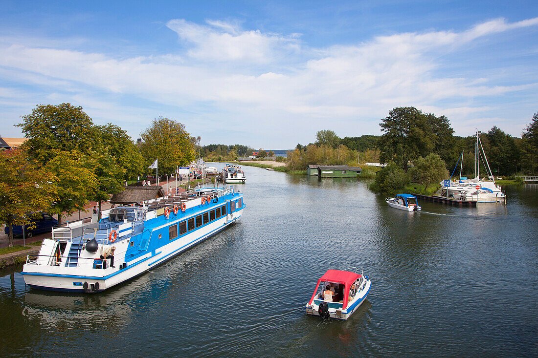 Ausflugsschiff und Motorboote in Plau, Plauer See, Müritz-Elde-Wasserstrasse, Mecklenburgische Seenplatte, Mecklenburg-Vorpommern, Deutschland, Europa