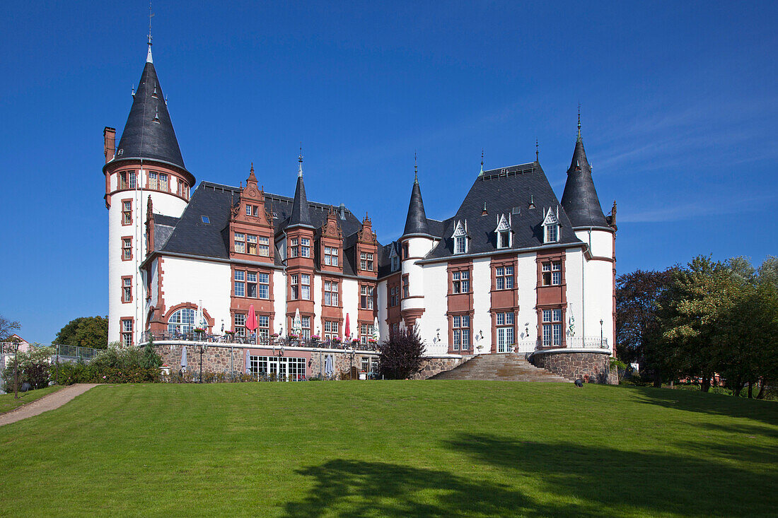 Schlosshotel Klink im Sonnenlicht, Müritz, Mecklenburgische Seenplatte, Mecklenburg-Vorpommern, Deutschland, Europa