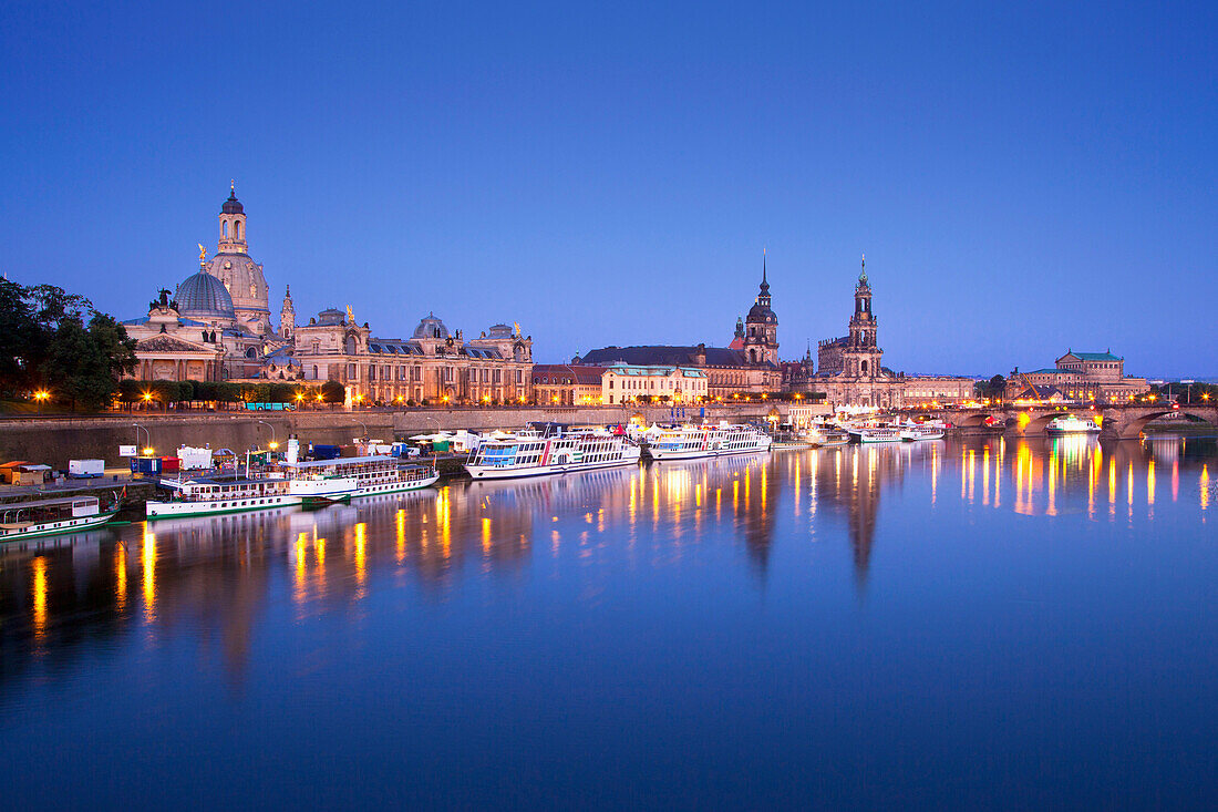 Stadtpanorama, Blick über die Elbe auf Brühlsche Terrasse, Hochschule für Bildende Künste, Frauenkirche, Ständehaus, Residenzschloss, Hofkirche und Semper Oper am Abend, Dresden, Sachsen, Deutschland, Europa