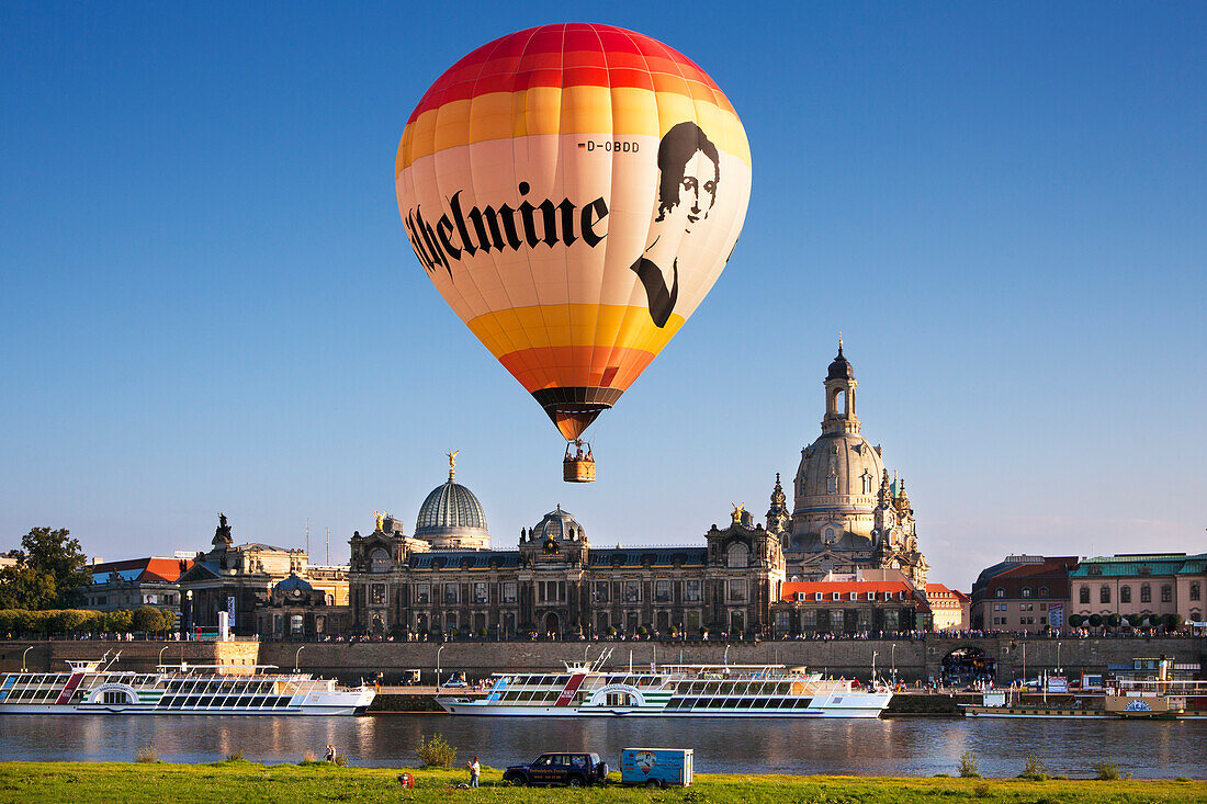 Ballonstart am Elbufer, im Hintergrund die Brühlsche Terrasse und die Frauenkirche, Elbe, Dresden, Sachsen, Deutschland, Europa