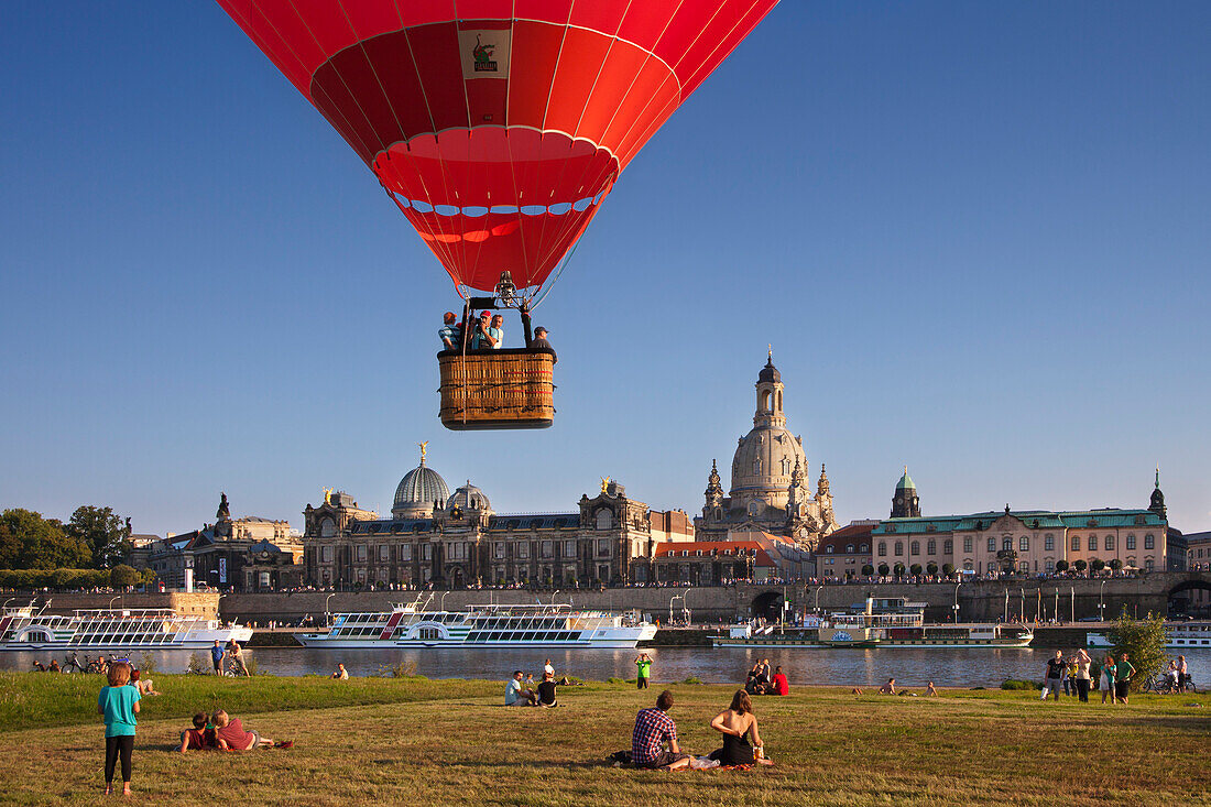 Ballonstart am Elbufer, im Hintergrund die Brühlsche Terrasse und die Frauenkirche, Elbe, Dresden, Sachsen, Deutschland, Europa