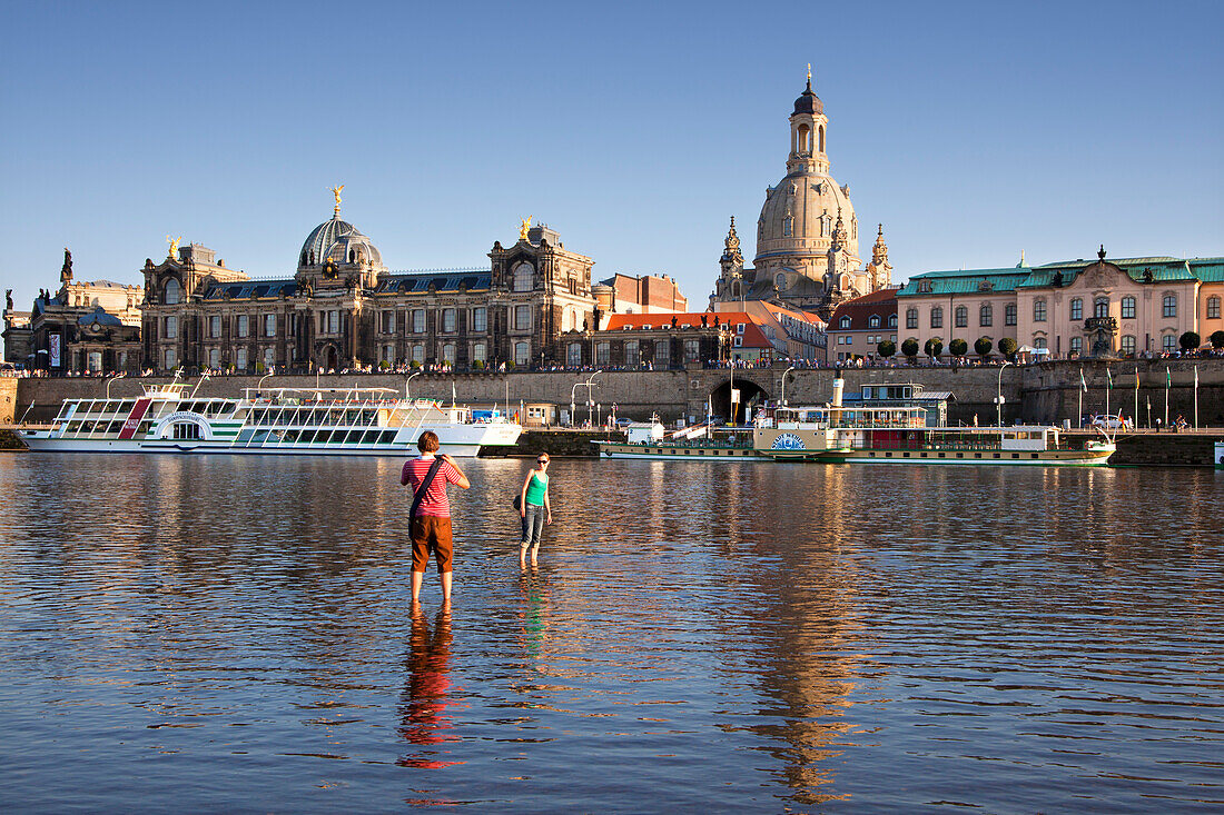 Young couple at the Elbe river, Bruehlsche Terrasse and Frauenkirche in the background, Dresden, Saxonia, Germany, Europe