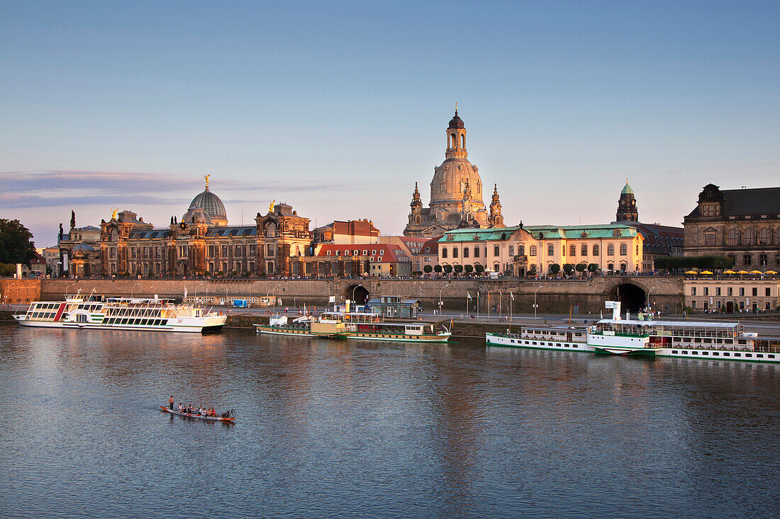 Blick über die Elbe auf Brühlsche Terrasse, Frauenkirche und Hochschule für Bildende Künste, Dresden, Sachsen, Deutschland, Europa