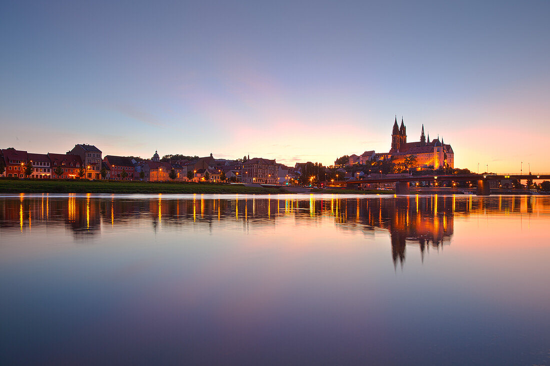 Blick über die Elbe auf Dom und Albrechtsburg am Abend, Meissen, Sachsen, Deutschland, Europa