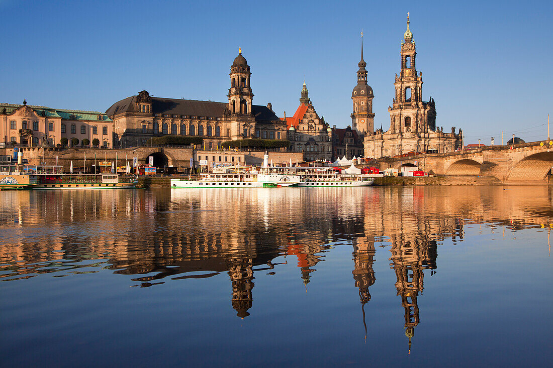 Blick über die Elbe auf Brühlsche Terrasse, Ständehaus, Residenzschloss und Hofkirche im Abendlicht, Dresden, Sachsen, Deutschland, Europa
