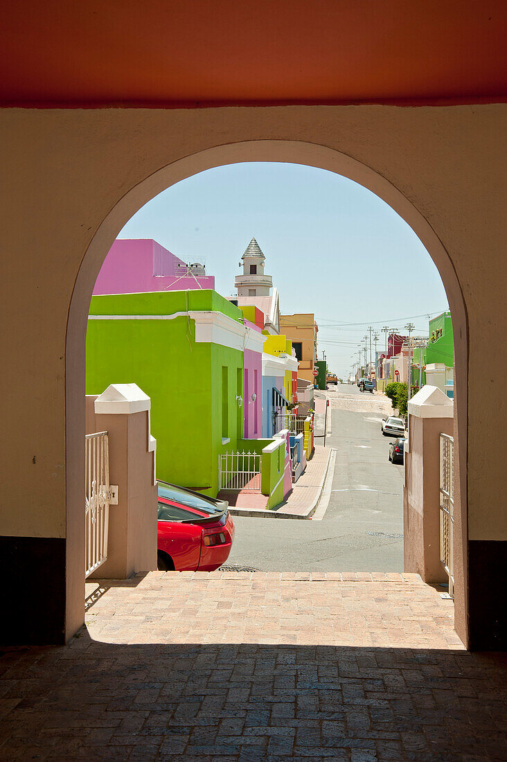 Blick durch ein Tor in die Rose Street, Bo-Kaap Quartier, Kapstadt, Südafrika, Afrika