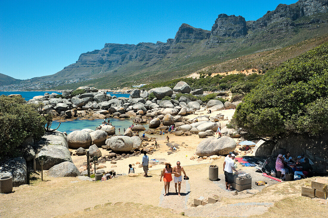 Menschen am Strand, Oudekraal Bucht, Kapstadt, Südafrika, Afrika