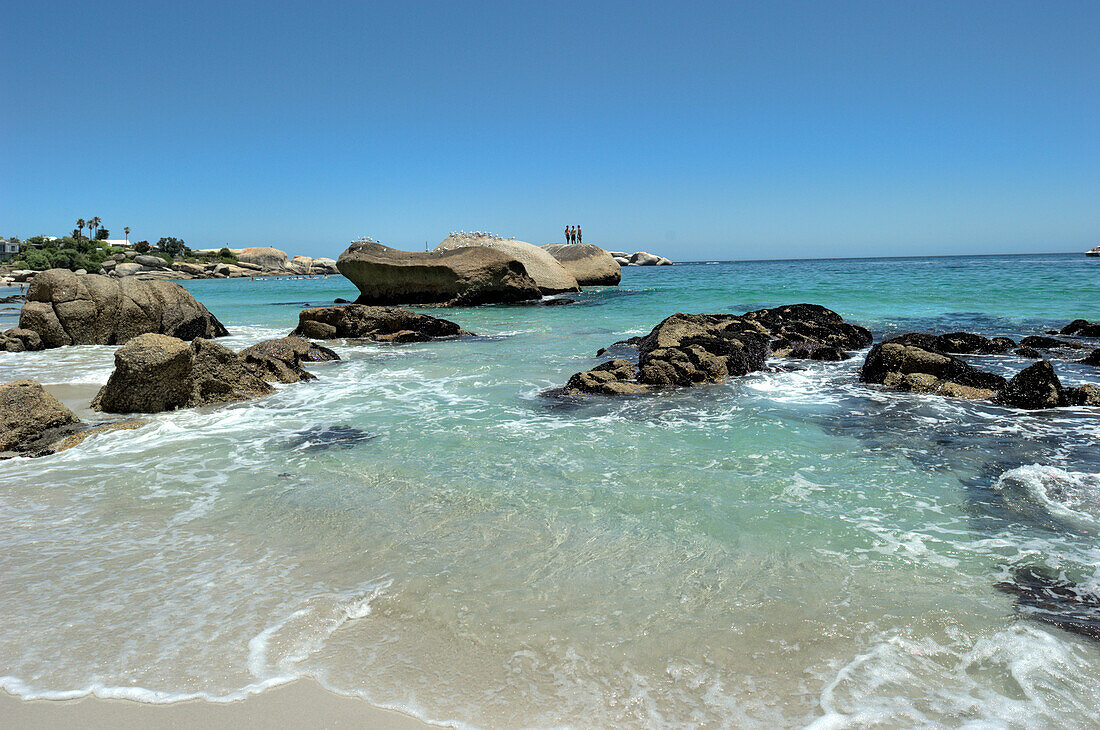 Menschen auf einem Felsen am Strand, Clifton Beach, Kapstadt, Südafrika, Afrika