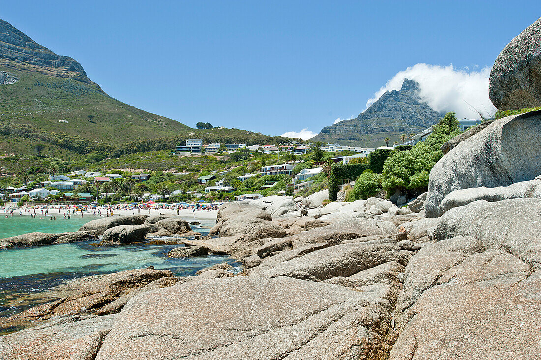 Felsen am Strand im Sommer, Clifton Beach, Kapstadt, Südafrika, Afrika