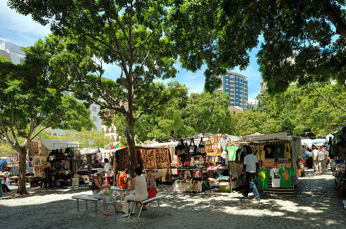 Menschen auf dem Green Market, Kapstadt, Südafrika, Afrika