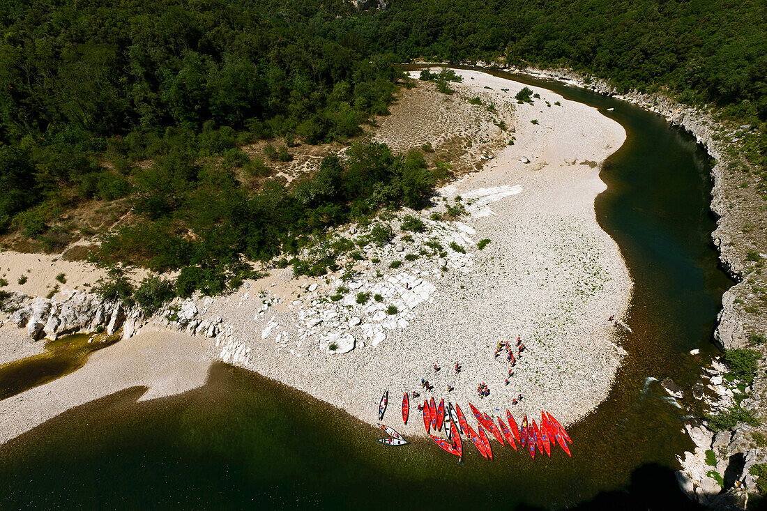 Kanus am Flussufer der Ardeche, Rhone-Alpes, Frankreich