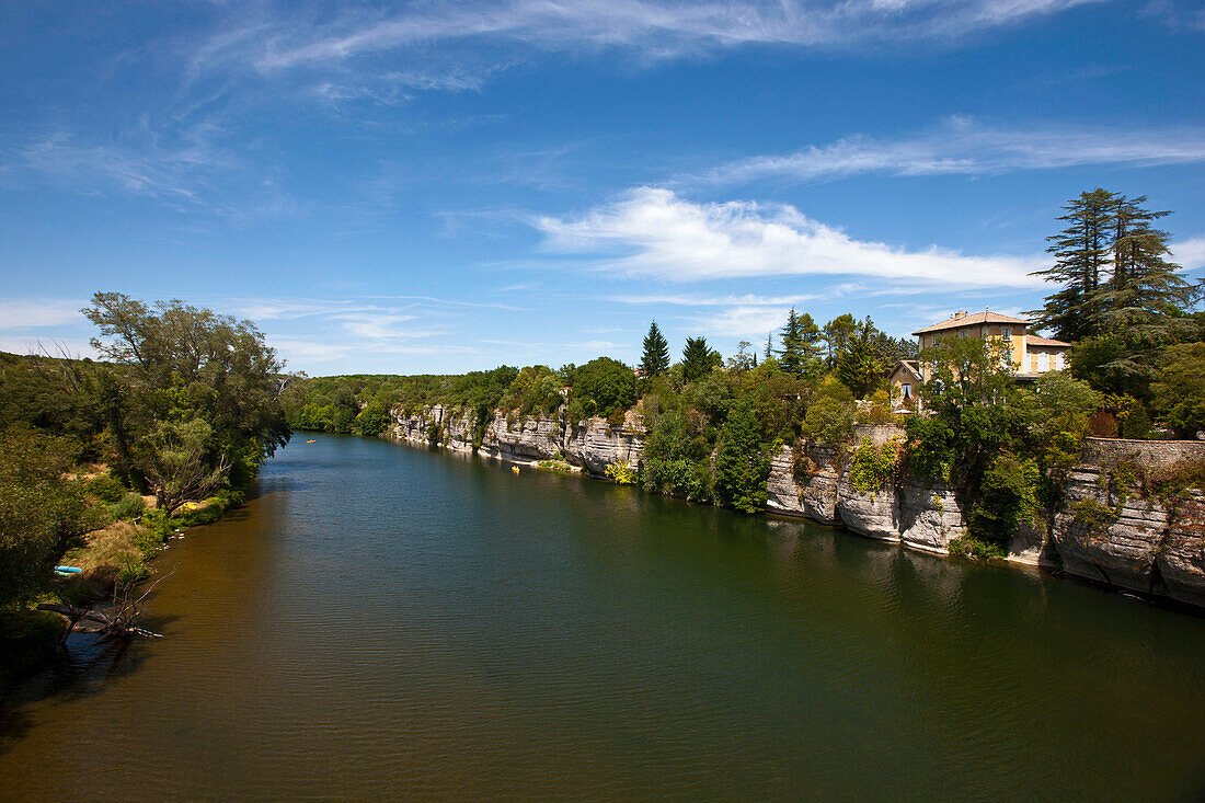 Blick entlang der Ardeche, Ruoms, Ardeche, Rhone-Alpes, Frankreich