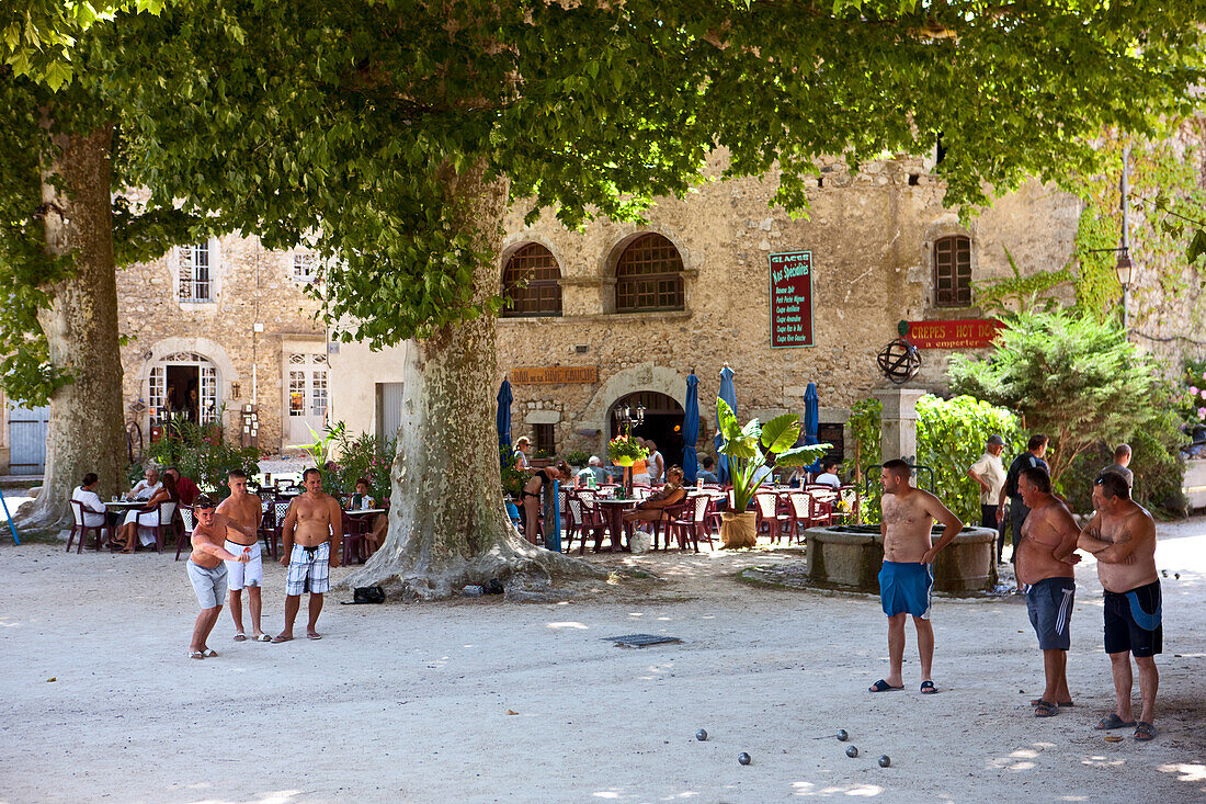 Männer spielen Boule, Labeaume, Ardeche, Rhône-Alpes, Frankreich