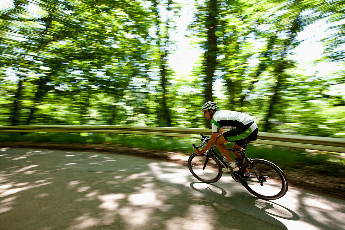 Rennradfahrer auf einer Landstraße, Bergisches Land, Nordrhein-Westfalen, Deutschland