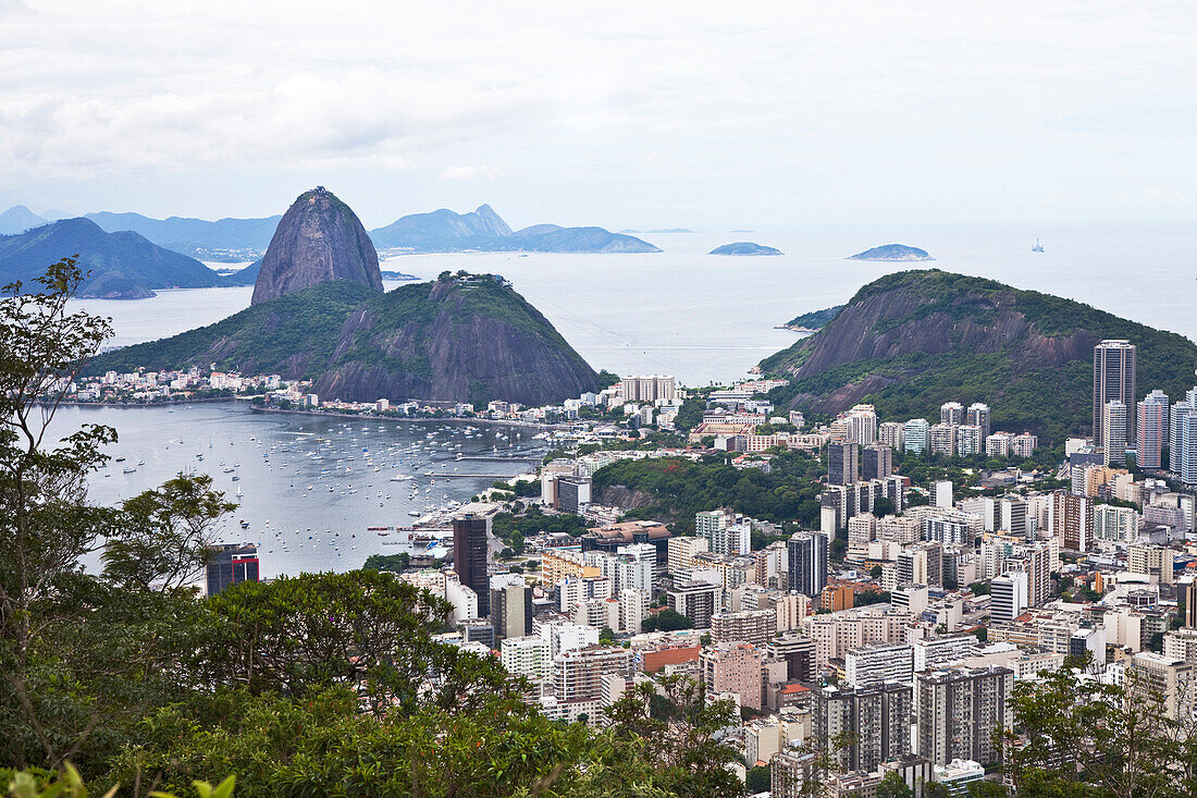 Blick auf den Zuckerhut, die Guanabara Bucht und den Stadteil Botafogo von Rio de Janeiro, Bundesstaat Rio de Janeiro, Brasilien, Südamerika, Amerika