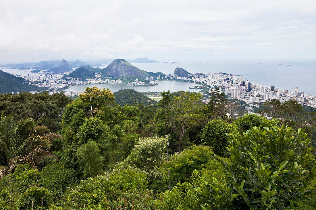 Blick auf den Zuckerhut, die Guanabara Bucht und die Stadteile Lagoa und Ipanema von Rio de Janeiro, Bundesstaat Rio de Janeiro, Brasilien, Südamerika, Amerika